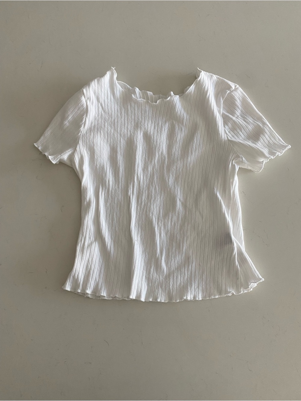 SHEIN White Ribbed Short Sleeve Lettuce-Edge Top